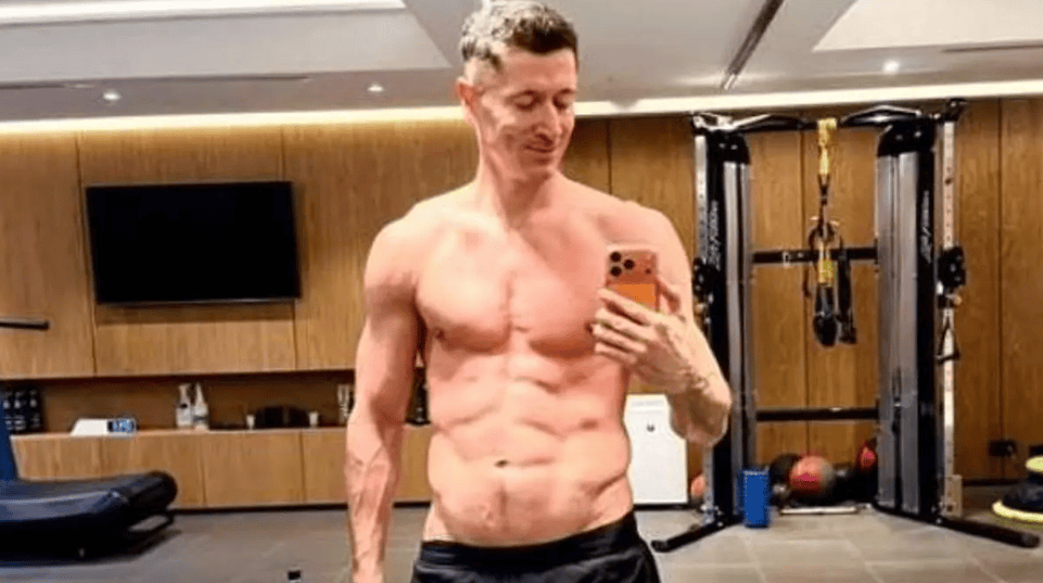 每体: 莱万坚持反向饮食, 专家称可提前获得满足感避免暴食