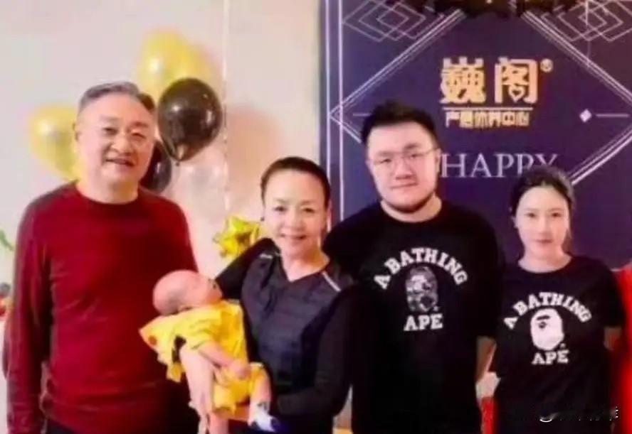 终于知道巴图夫妇为什么让儿子跟着奶奶宋丹丹姓了。手握好几个小目标宋丹丹，每个月给