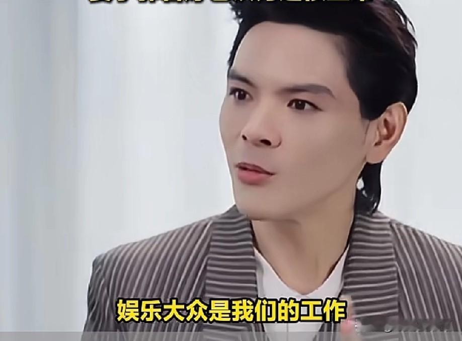 向佐回应穿女装争议，“我私下生活从来不穿女装，纯粹就是为了流量，为了数据。”