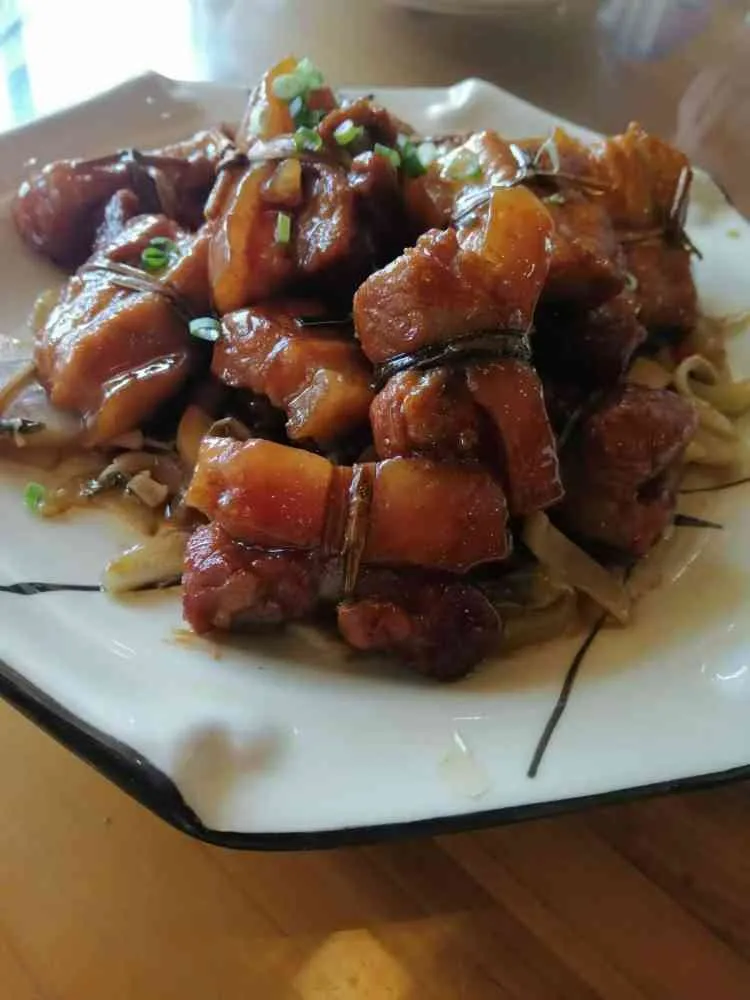 每个菜都很有特色，新鲜美味绝绝子。环境比其他农庄要好很多很多干净卫生。饮料酒