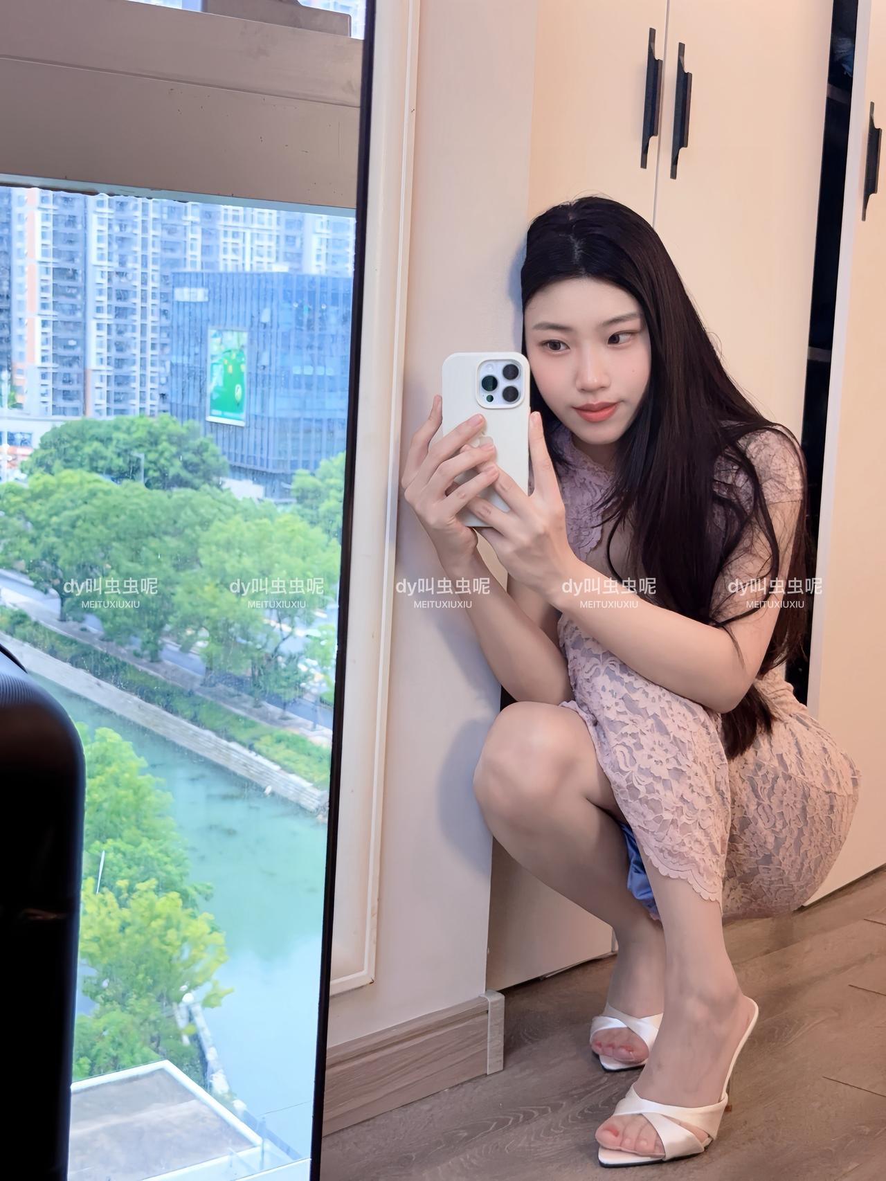 ootd女生穿搭御姐涞觅刻度尺袜对镜拍大长腿涞觅裸色高跟鞋