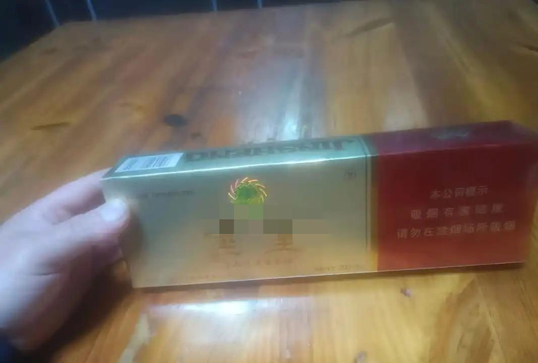 江西吉安，男子去小卖店买了包22元一盒的香烟，往外走时，感觉手里这盒烟感觉不对，