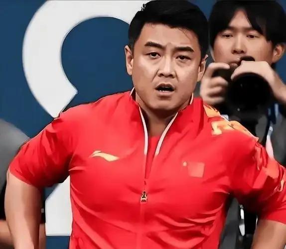 王皓终于不忍了！硬钢球迷被喊“下课”，妻子举动遭大批粉丝抵制好好站在赛场边看