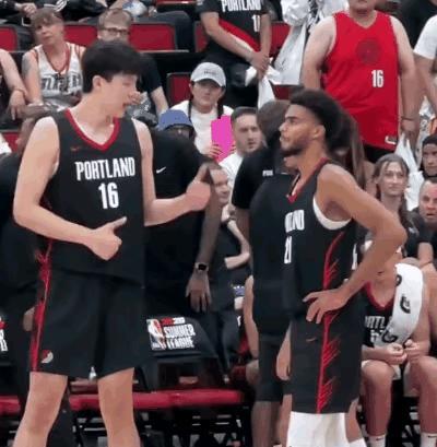 不会说英语=提前退役再怯场，NBA大门永远关死阿联当年靠翻译听懂战术，关键时