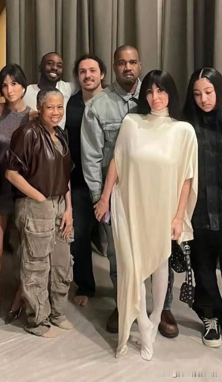 原来侃爷的媳妇儿会穿衣服。你看她在家里的长辈面前乖乖的穿的很好，完全没有任何暴