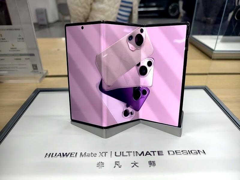 三星在旧金山开发者大会亮出三折叠概念机,折起来像厚钱包,完全展开是约12英寸平板