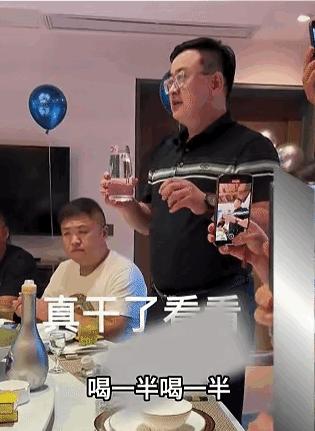 “真是没事找刺激！”包厢聚会上，一名男子抄起53度的高度白酒，满满一大杯仰头灌下