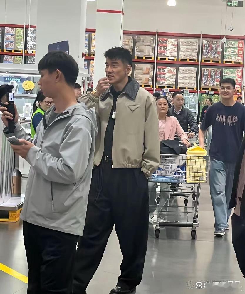 55岁胡兵逛山姆，超绝身高1米9，就是脸有点科技​​​
