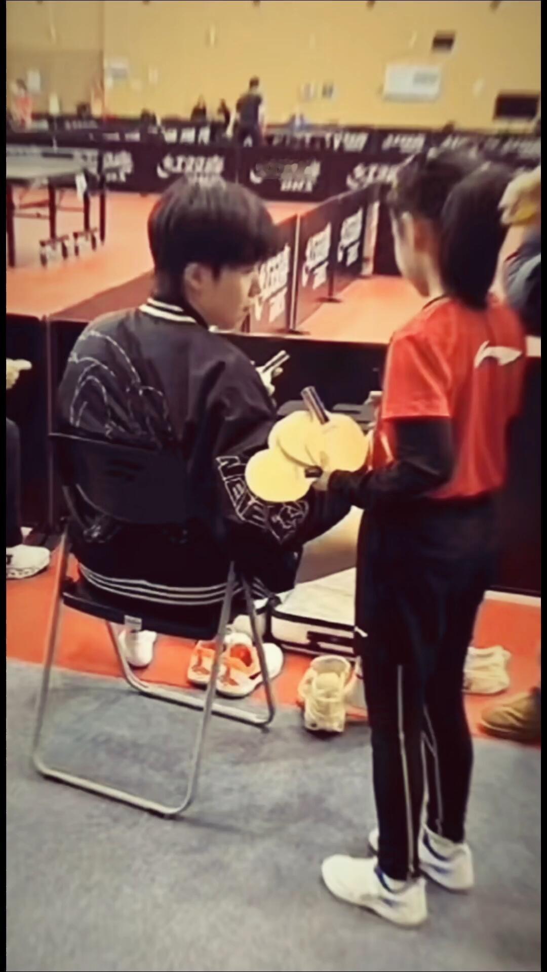 王楚钦真的好帅气，给小学生签名，一个个的球拍全是对头哥的敬佩，小小偶像！刚训练