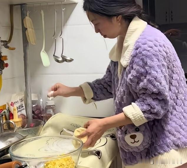 田静直播时称：“现在的生活，不用感谢任何人，只感谢我们自己，感谢自己拥有一个好心