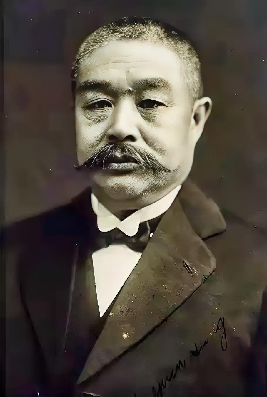 1923年冬，保定曹家大院的门房老赵一早被叫进内宅。曹锟把一张红纸拍在桌上：“去