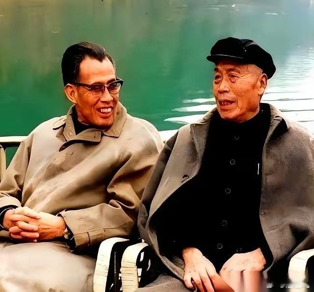 看到这张照片，突然就懂了什么叫“换了人间”。左边这位，李宗仁。当年广西的“王”，