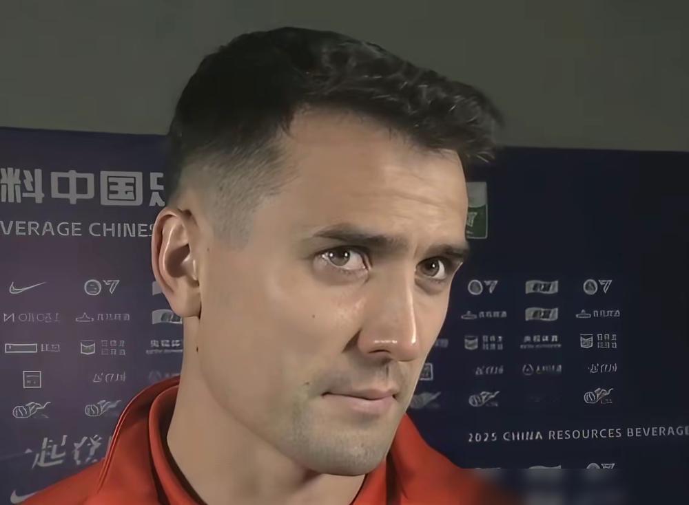 泪洒赛场，功亏一篑，队长告别。一场失利，不仅丢掉了冠军，更可能送别一位领袖。