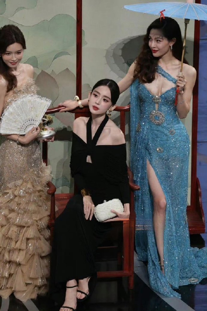 衣服都要掉了，但钟楚曦一脸镇定