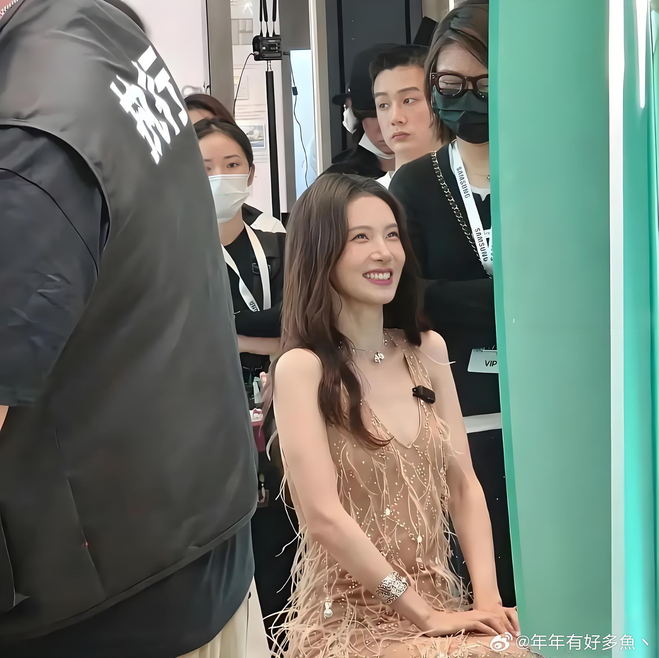 老天啊，差点没认出来。电视上看起来一般般，没想到真人这么好看！