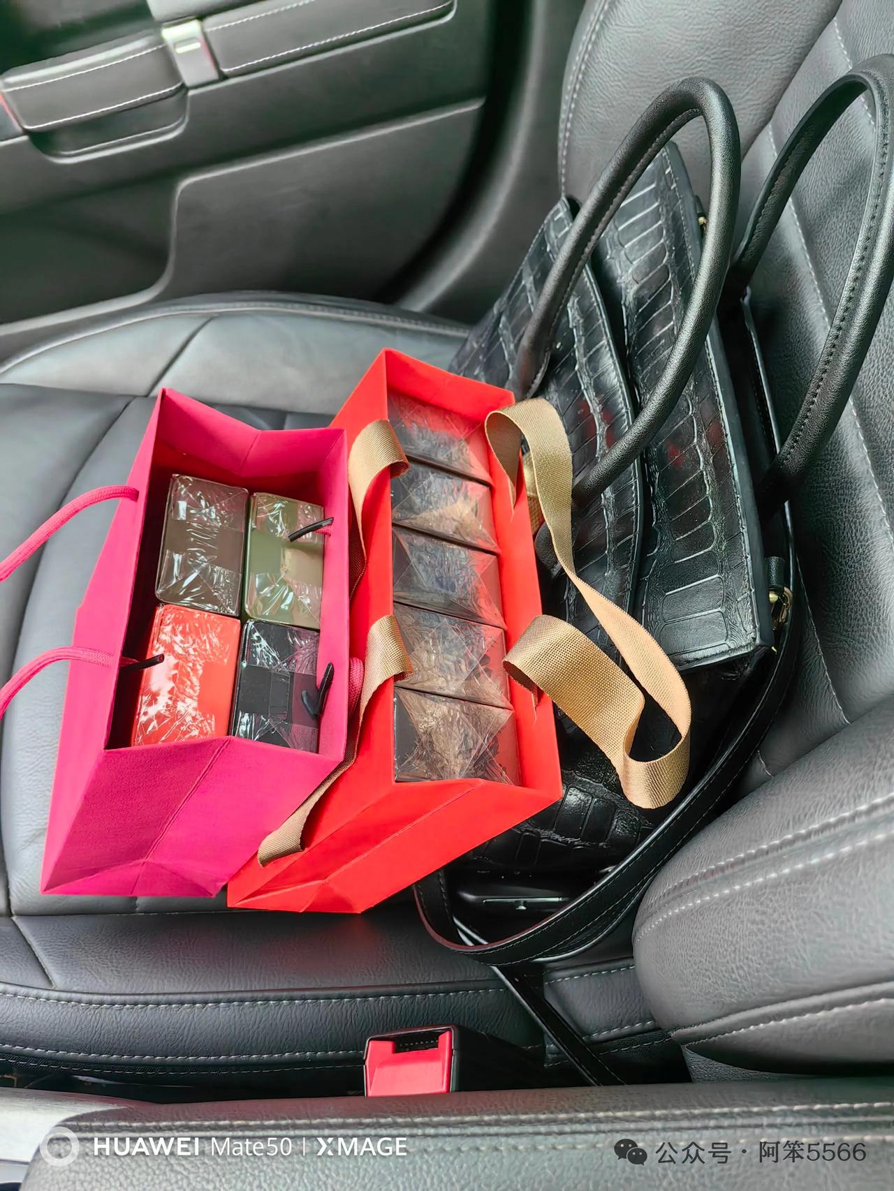 大妞和小妞认识多年。小妞开了一个小店，大妞也经常会去捧场，也会介绍亲友给小妞捧场