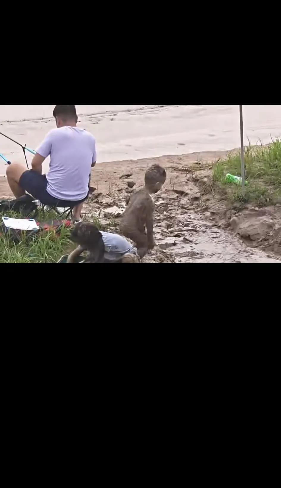这是爸爸带孩子的最好境界了！回家肯定要被打死了！