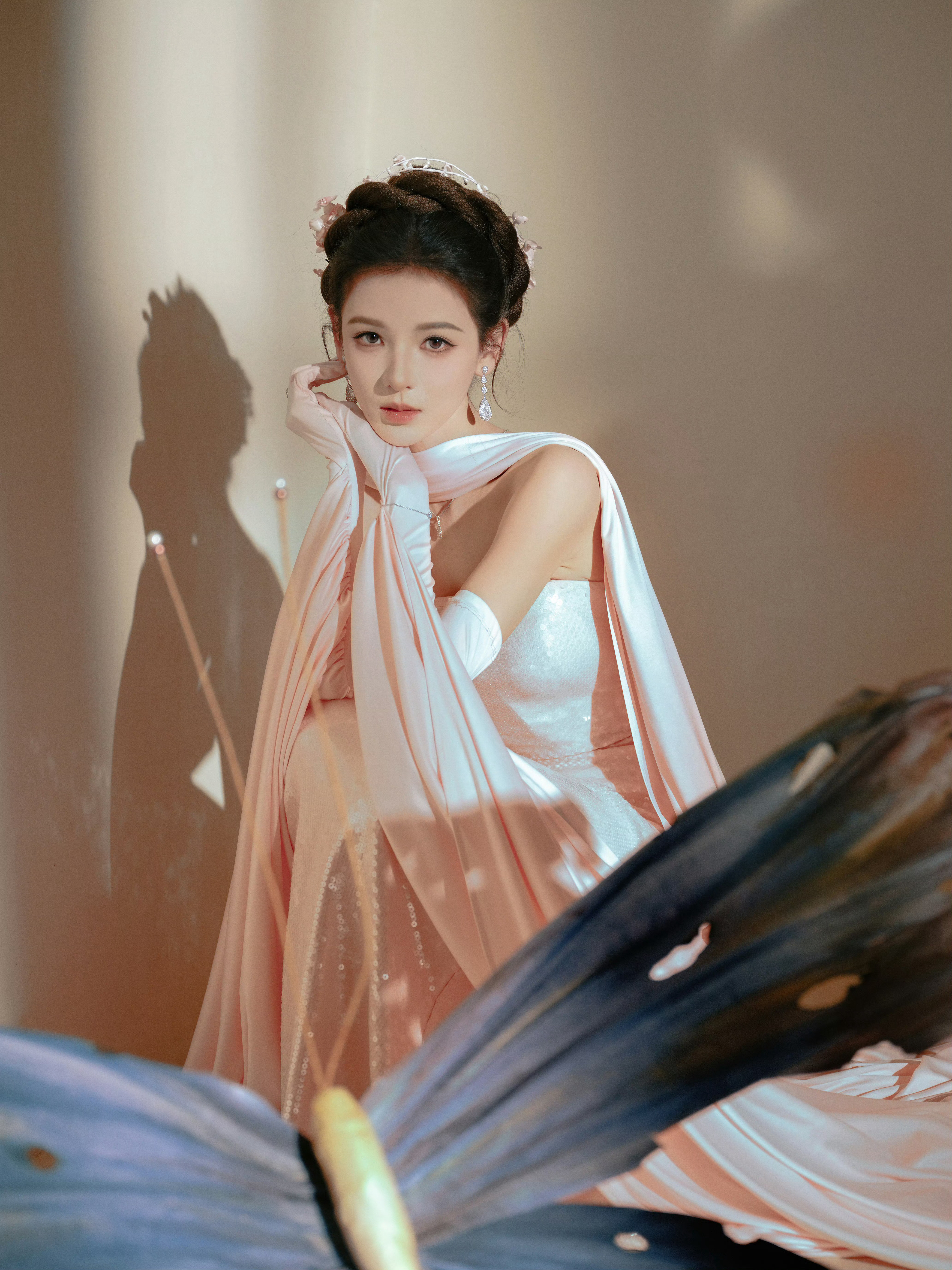 张予曦连影子里都带勾子只有我一个人注意到张予曦的影子嘛，果然美的人连剪影都是美的