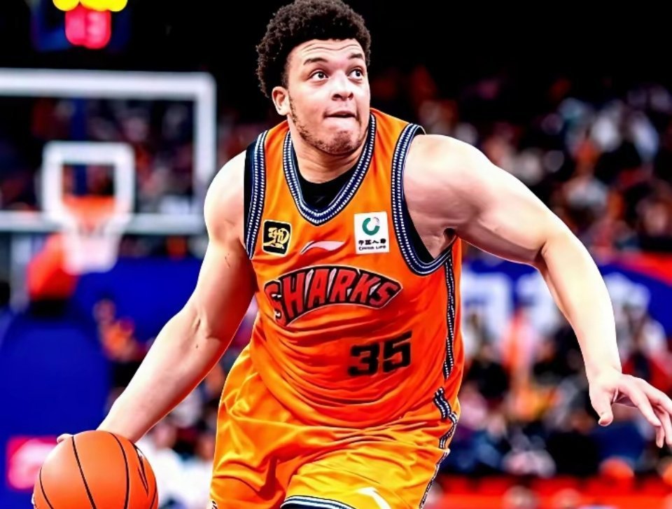 个人觉得，虽然北京签来了赵睿，但从阵容厚度来看，北京不如上海。北京:周琦，赵睿，