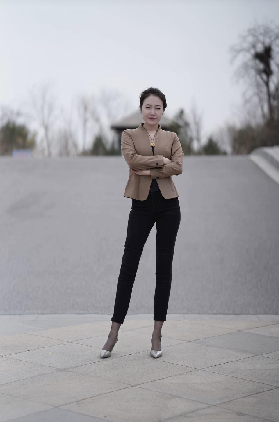 选对裤子和鞋子，它也能穿出职场大女主感，修身黑裤+尖头高跟鞋，利落又显腿长，再配
