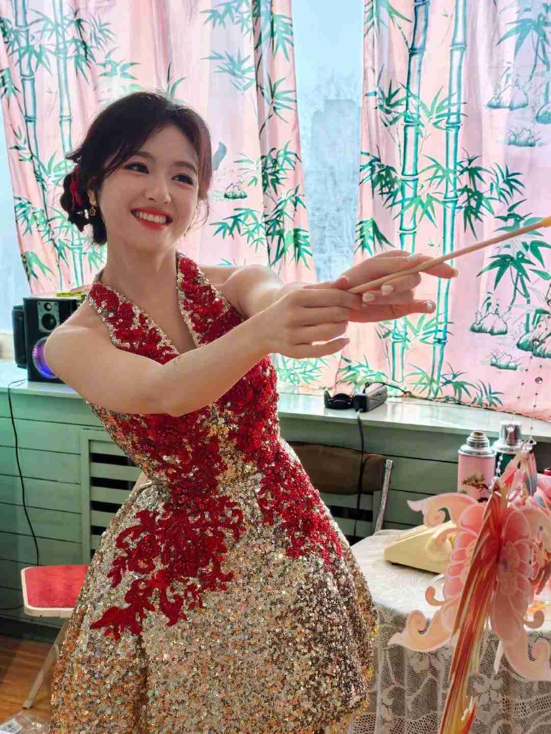 我的今日状态：😁轻松愉快我这里的天气：🌤️多云李兰迪春晚造型甜度拉满！