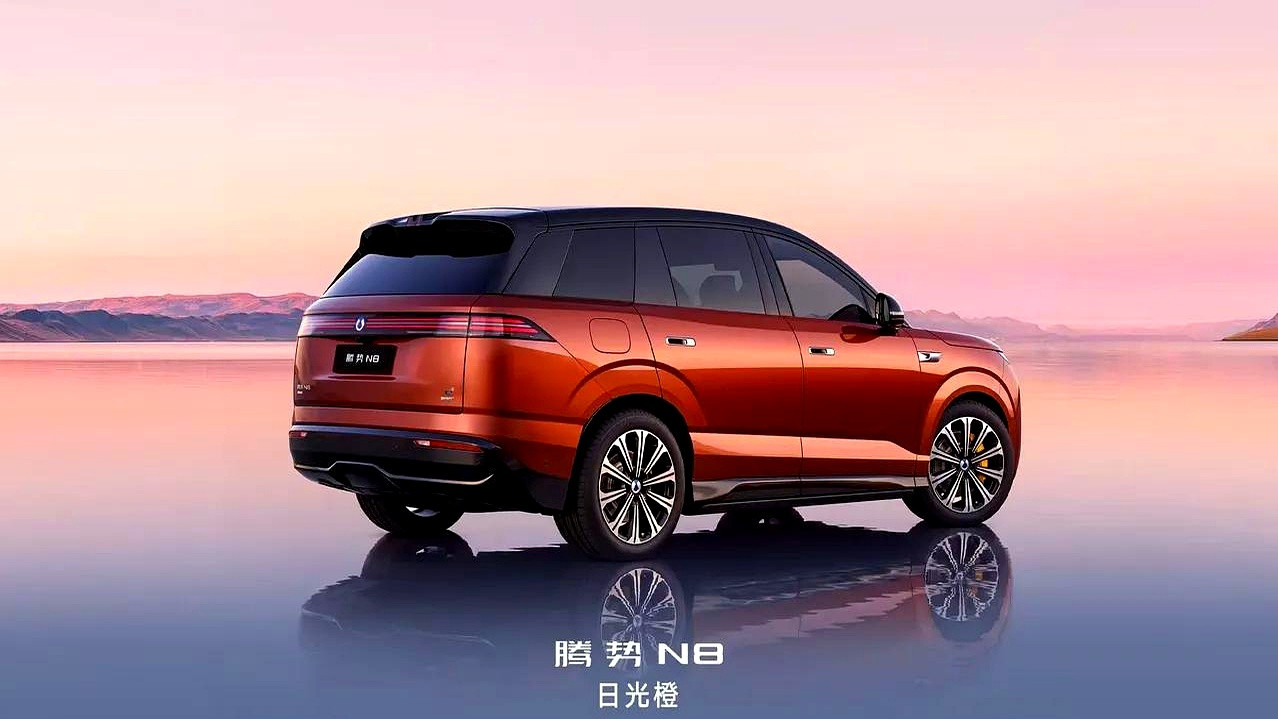 腾势N8新车上市，宣发团队给它选了个&34;日光橙&34;做主打色，照片一出来，评论区炸了这颜色搁十