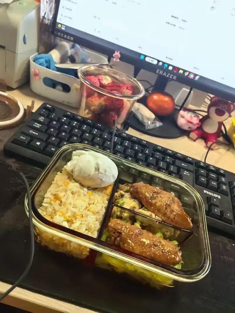 昨晚一个十几年没联系的同事，突然给我发信息，问我忙啥呢？最近怎么样？我没有回复。