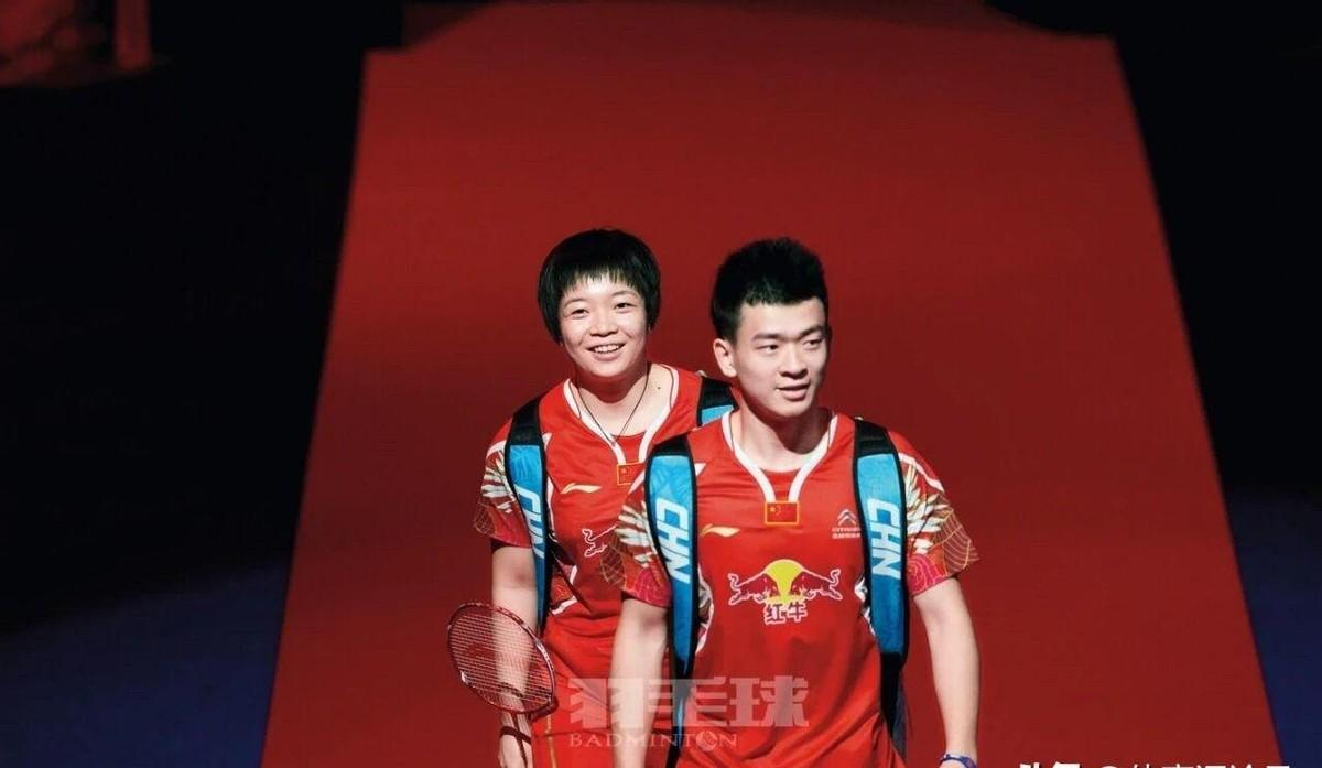 很多人都不知道，现在羽坛封神的“雅思”组合，郑思维的第一个王者引路人，其实是陈清