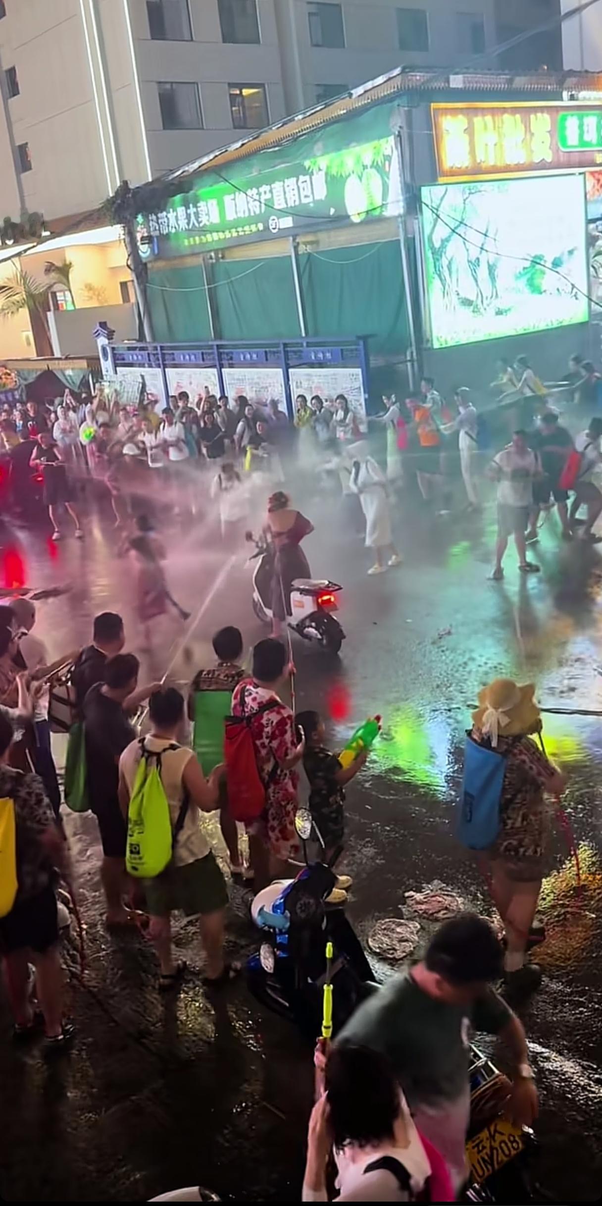 “云南文旅辛苦一年一觉醒来天塌了！”两个女生到西双版纳游玩，正式的泼水节还没有到