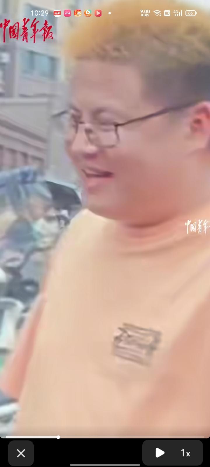6月25日，湖南常德。网友晒视频称，孩子爸爸染一头黄发去接女儿放学，没想到女儿看