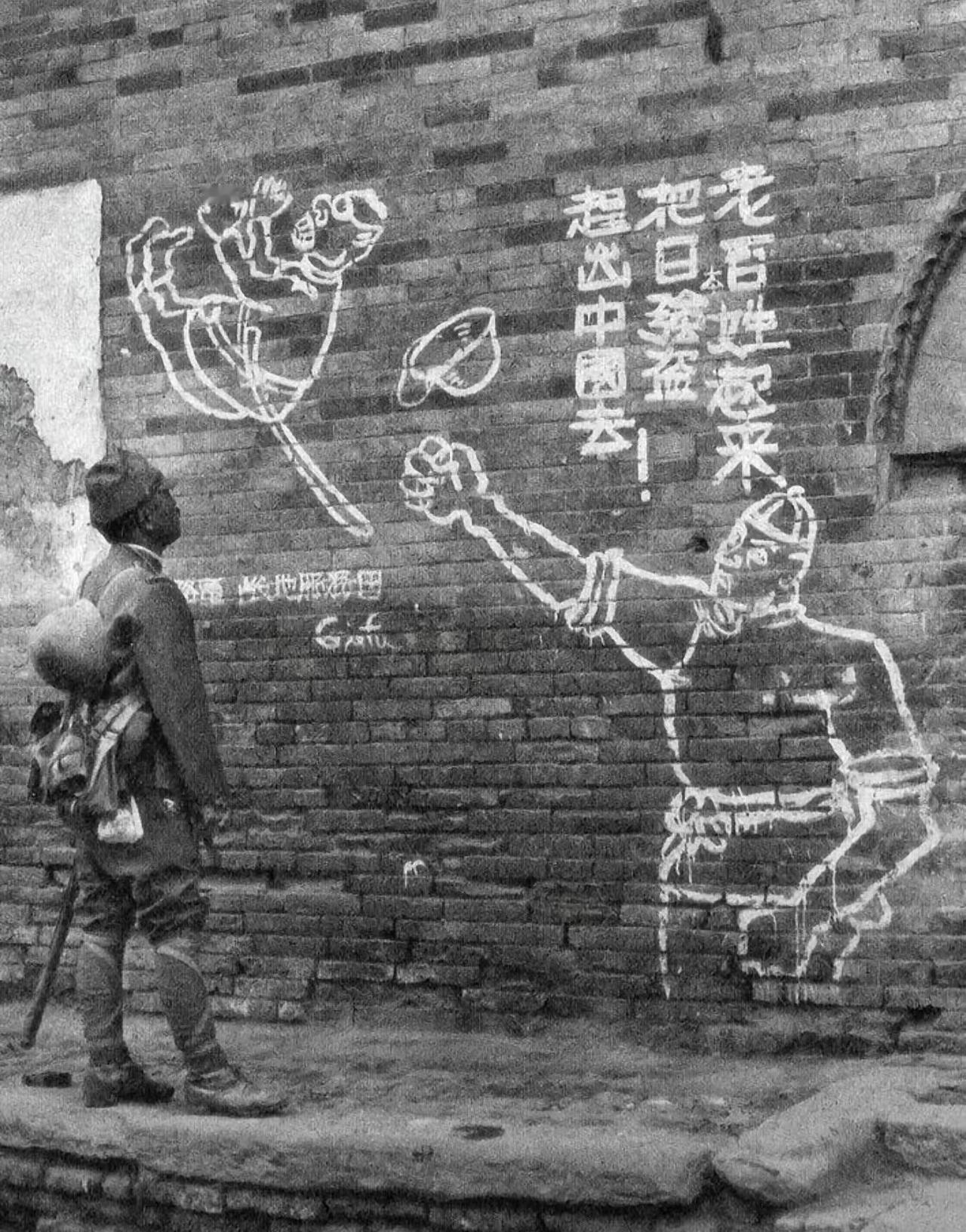 我估计这个日本鬼子在想:绘画的人真厉害，画的太像了。抗战精神绘画
