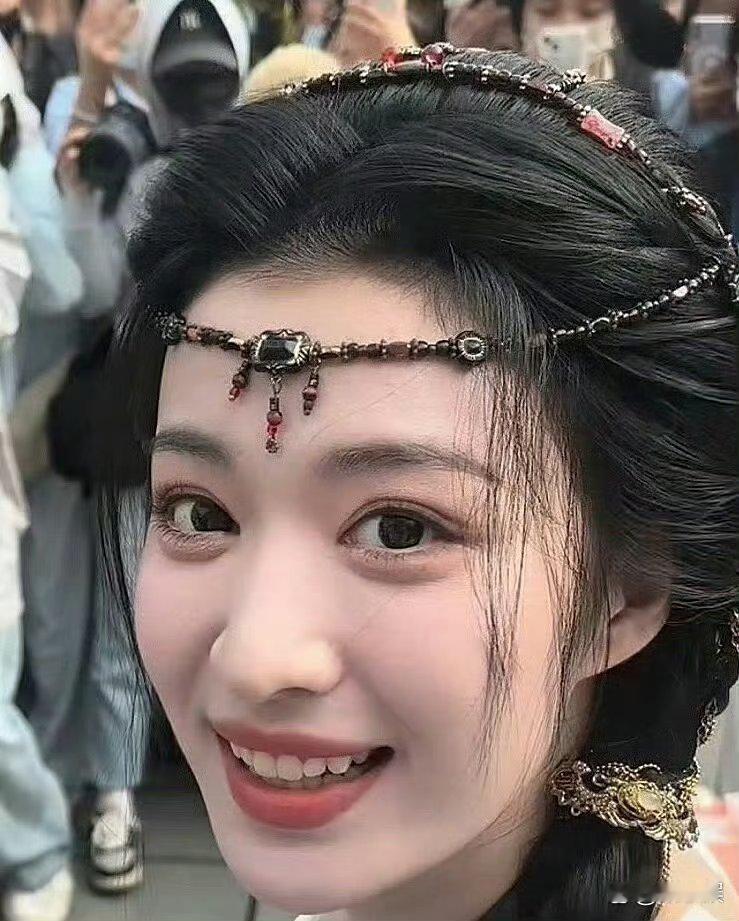 这个发型不是说会显脸大吗？王楚然怎么还显美呢！​​​