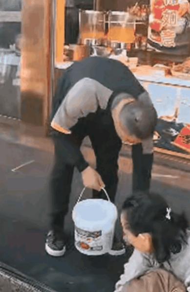 “格局打开！”2名游客逛街逛累了，便坐在一家柿饼店门前的台阶上休息，不料，店老板