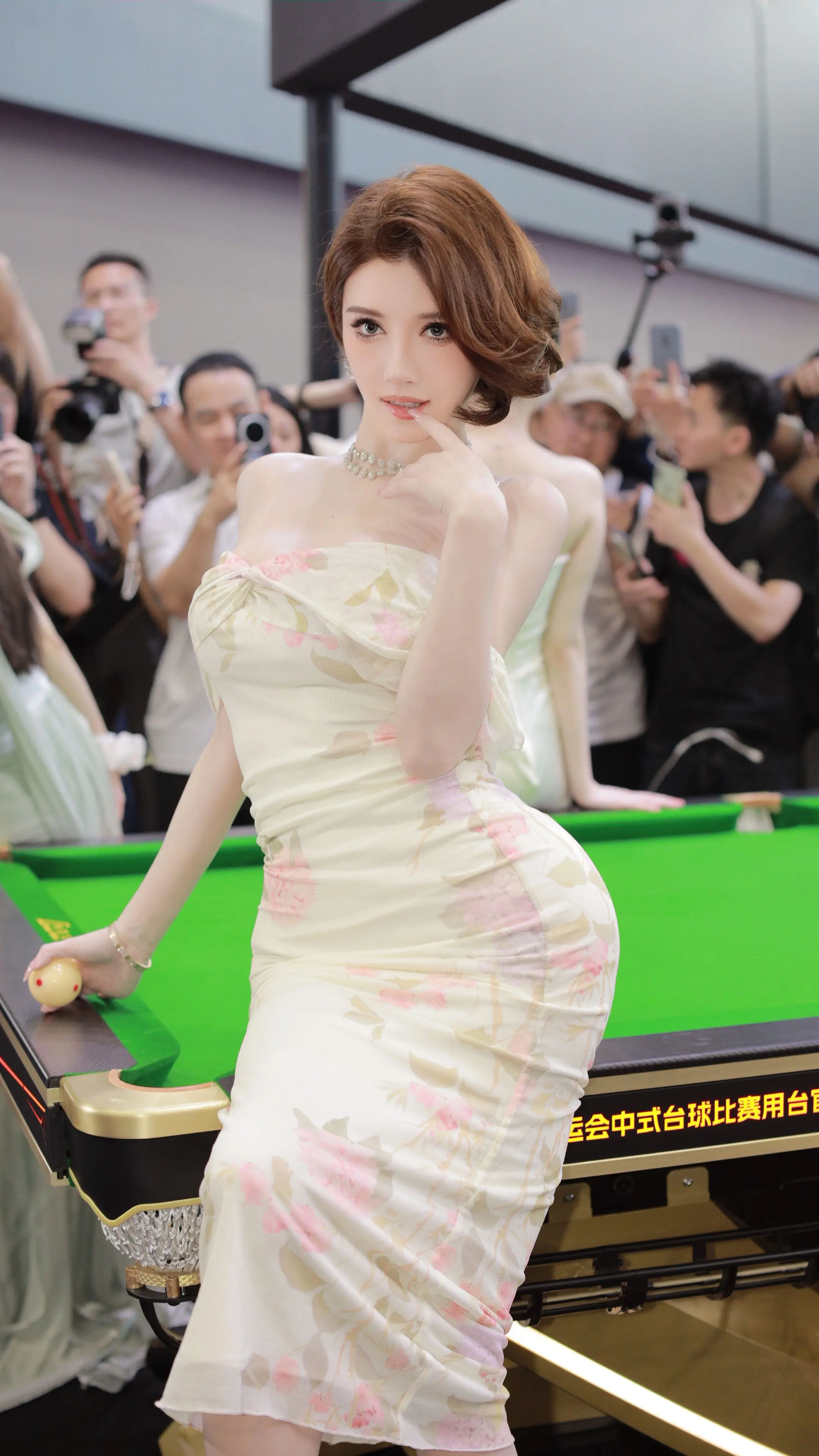 美女车模 美女台球 台球展 车展气质女神 台球风采