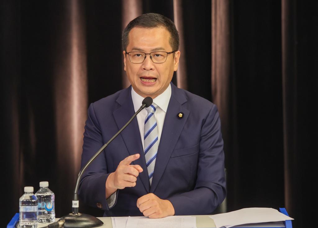 这次要为智强兄点赞了！民调落后，他承认挫折，并反思自己自以为是，他表态，如果郑丽