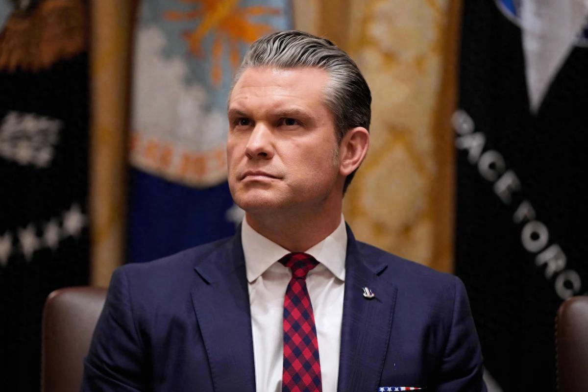 美国战争部长赫格塞斯，面对追上来的中国记者的提问，一言不发就走了！日本防务相