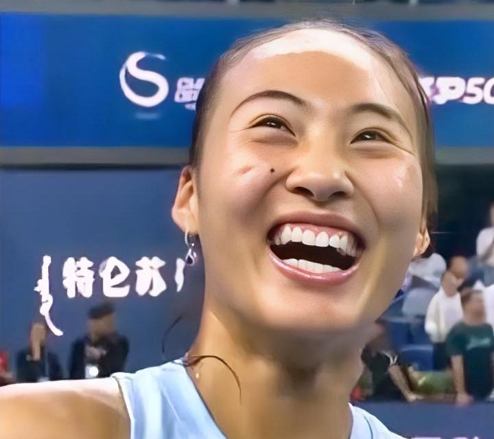 郑钦文复出的威力超出了我们的期望！网前截击！中网女单第二轮，朱琳/袁悦/王