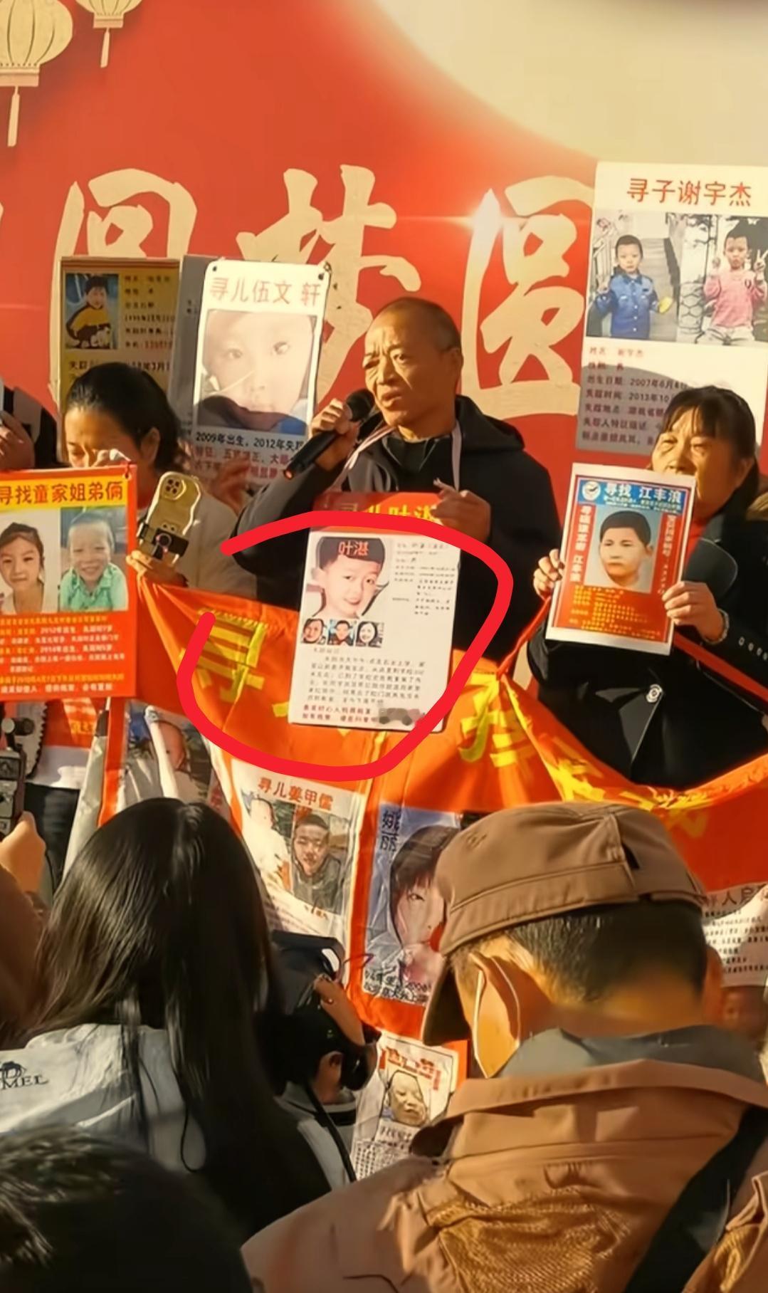 我终于知道​为什么梁志辉给叶湛爸爸拍特写，却依然一边看着镜头里叶湛爸爸泛红的眼