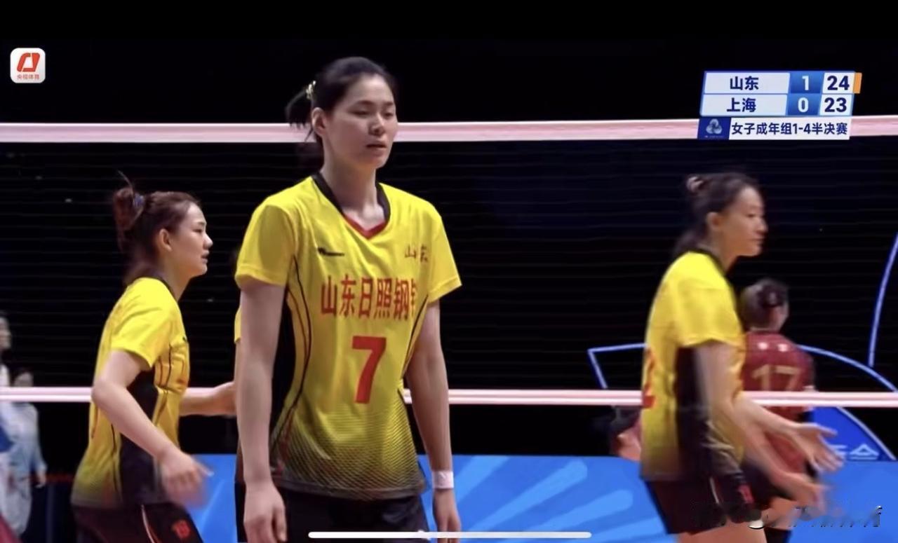 山东女排一只脚已经踏进决赛了！第二局局末王文涵替补上场立大功了，一个拦网一个探头