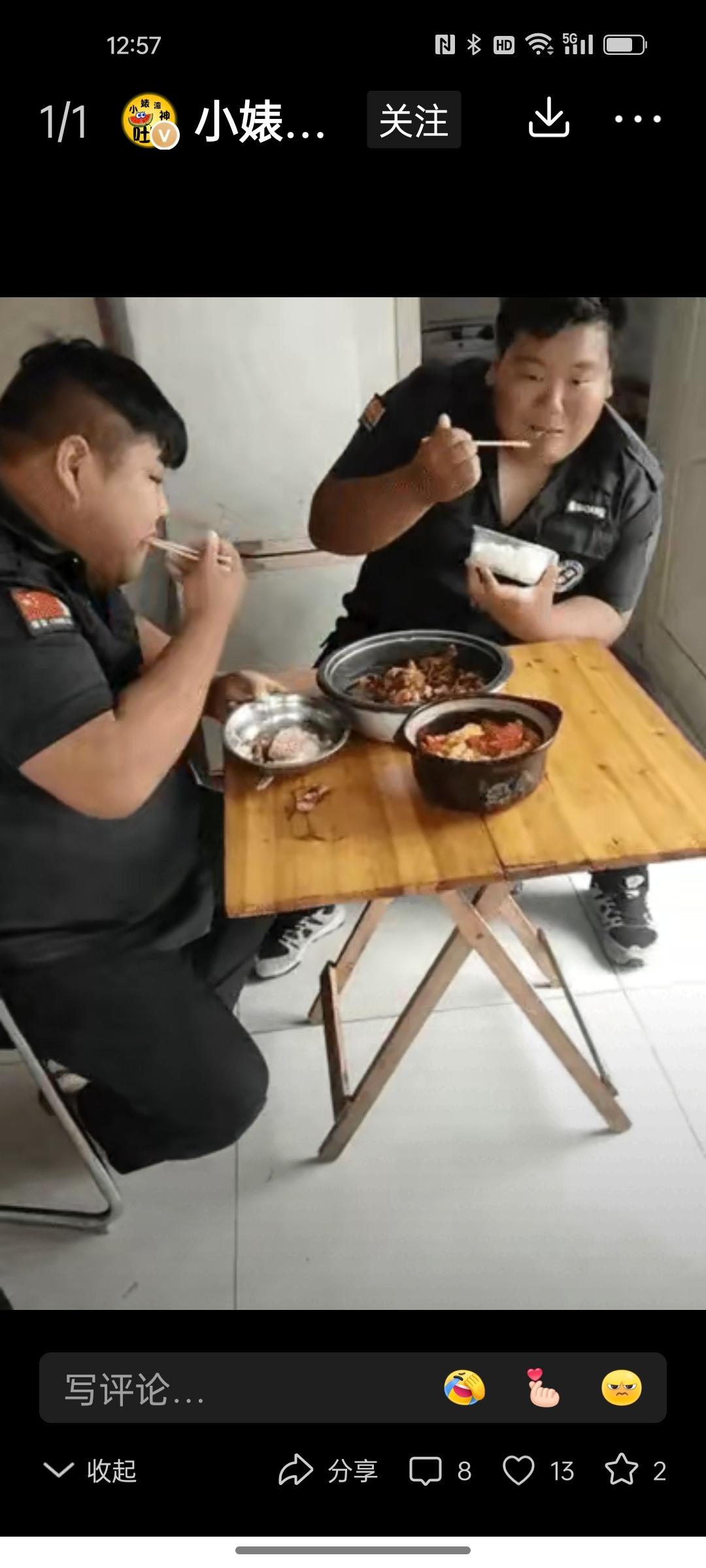 都说当保安吃的伙食不好，你们看看我们旁边单位这俩保安兄弟吃的伙食咋样？大鱼大肉，