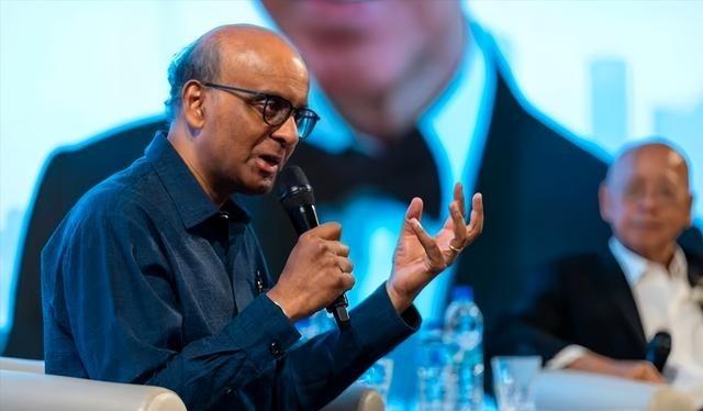 新加坡尚达曼总统,在一场活动发言时,说了一句完全让全世界的中国人笑掉大牙的话。他