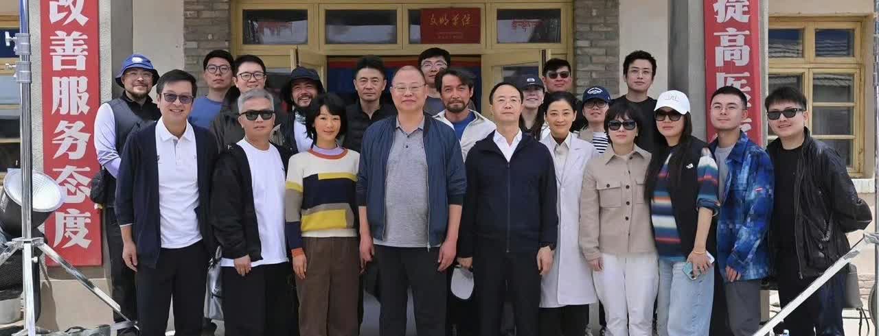 爱奇艺的老总和领导来《生命树》剧组探班啦！杨紫和胡歌状态