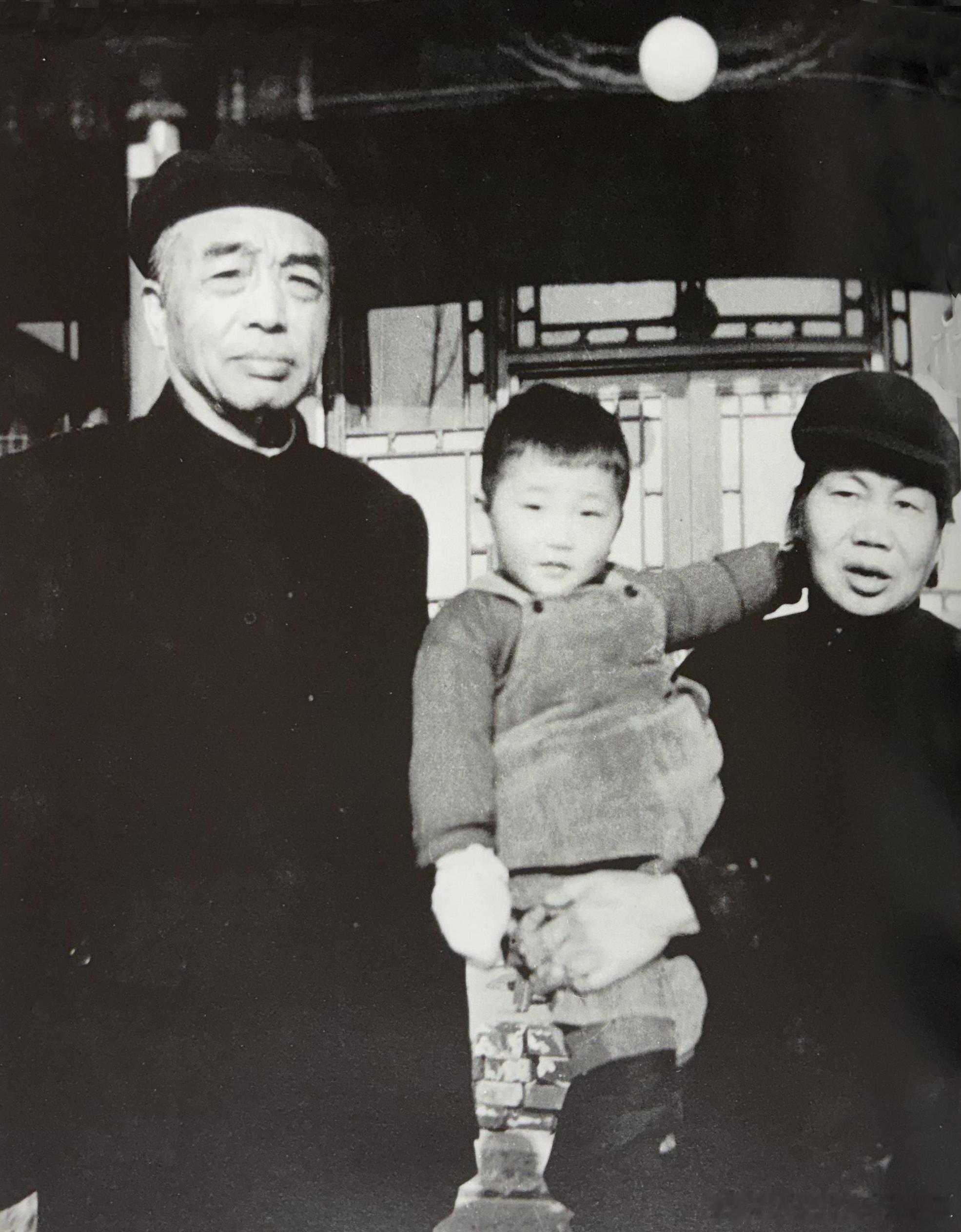 1964年彭德怀在北京西郊挂甲屯吴家花园与弟媳龙国英和侄孙彭东合影。这是仅存的他