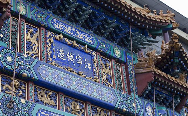雍正手段再严厉，注定不会对江宁织造曹家下死手，因为有两人的面子他得给。一个是克