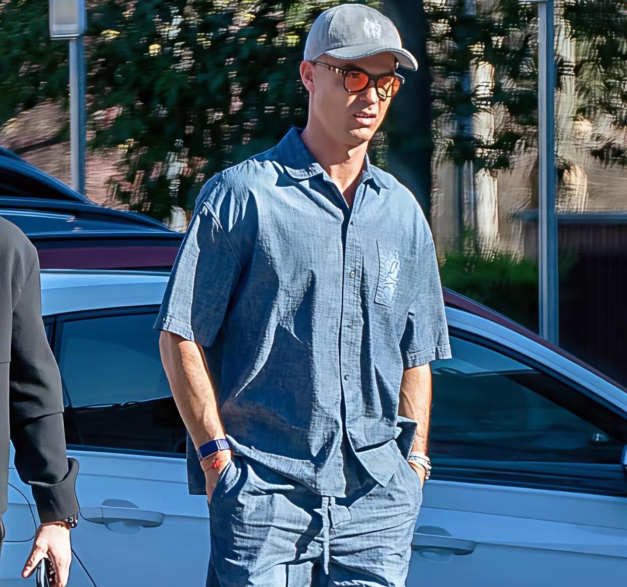 与伊莲娜在一起，C罗既少年又时尚，而现在真的一言难尽！虽说C罗也过了40，但这