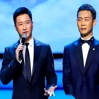 影视圈里一直盘着一段硬核公案。当年吴京捏着《攀登者》的剧本找张译探底。两人对坐，吴京问：“请你出山，