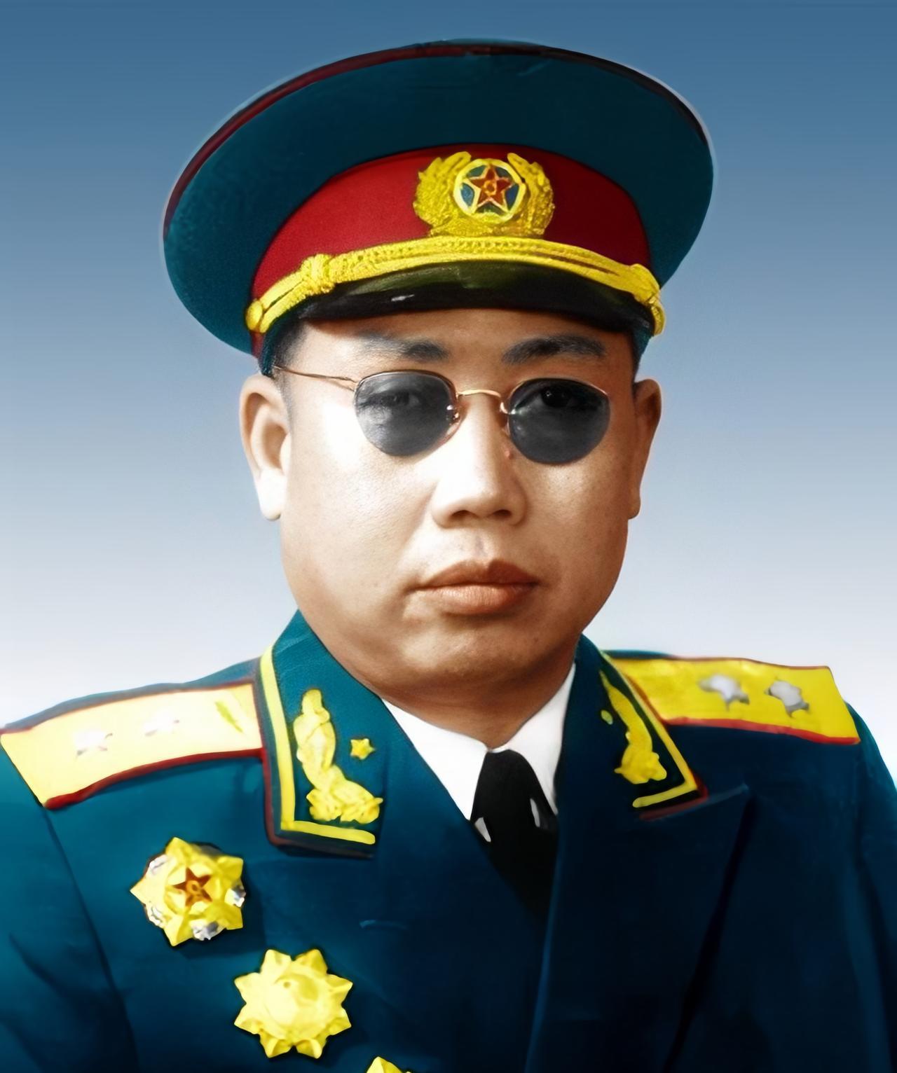 李作鹏来到海军后，千方百计排挤海军司令员萧劲光，他发现副司令员陶勇业务熟练，战功