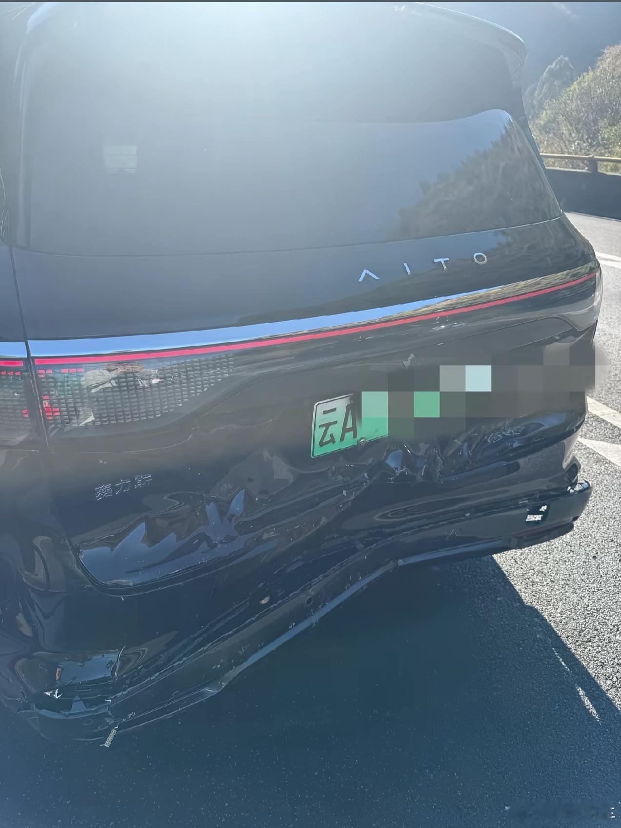 是谁家的部将成功撼动了问界的后保险杠？噢，原来后车仅仅“轻微报废”，那没事了