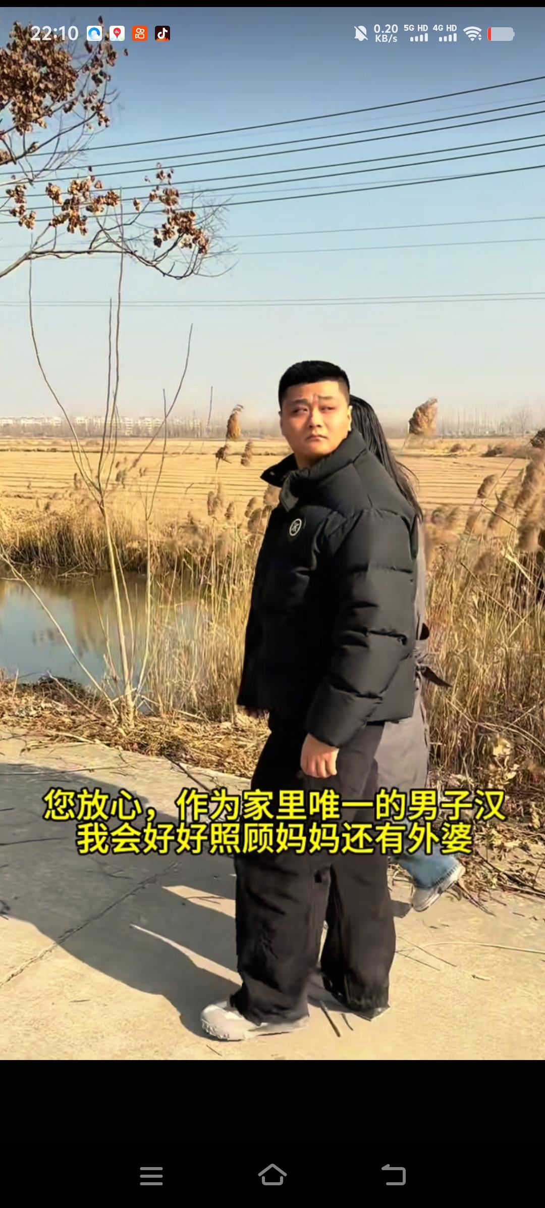 冬至将至，双胞胎哥哥携妻子去探望养父。他的养父已长眠六年。曾患小儿麻痹症的养父腿