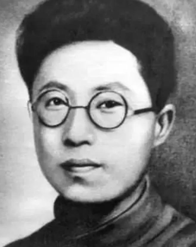 1938年，陈毅去丹北考察工作，碰上个算命的管有为，那人能准准报出他的出生年月，